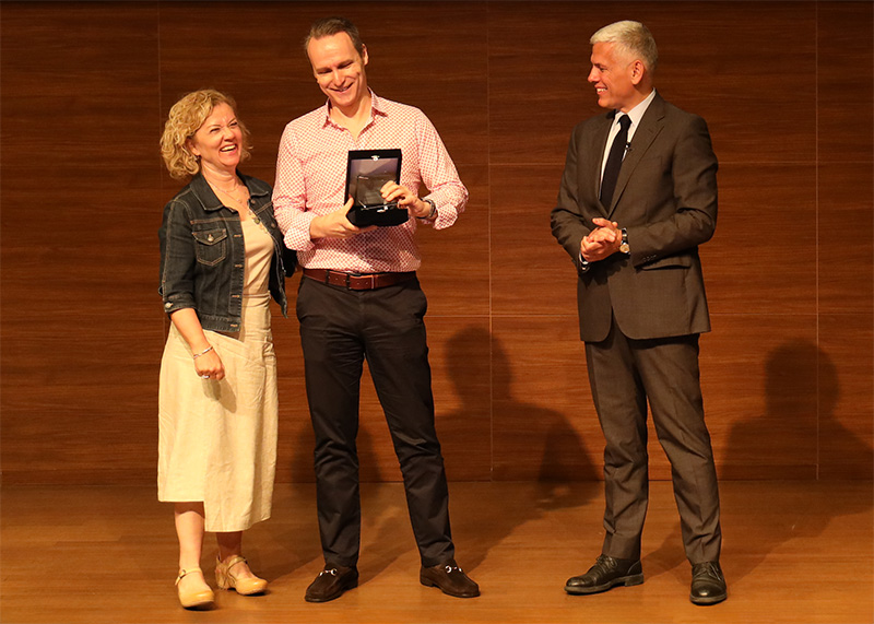 Elias Sarantopoulos receiving Teaching Excellence Award at Özyeğin University